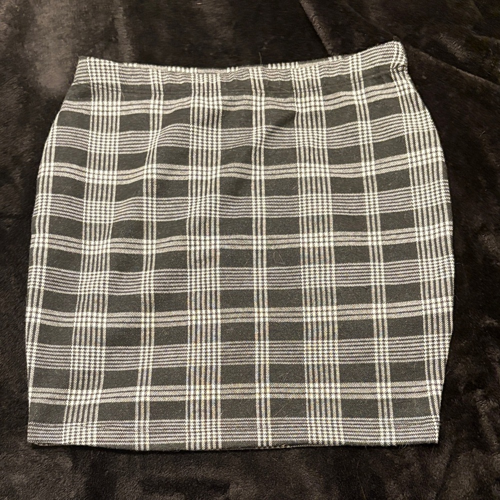 Chic Plaid Mini Skirt in Black and White